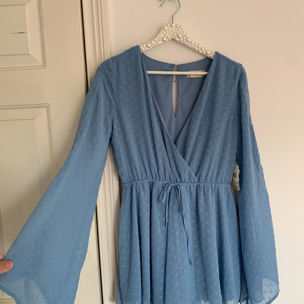 NWT Blue Flowy Altr’d State Romper / short v-neck breathable romper